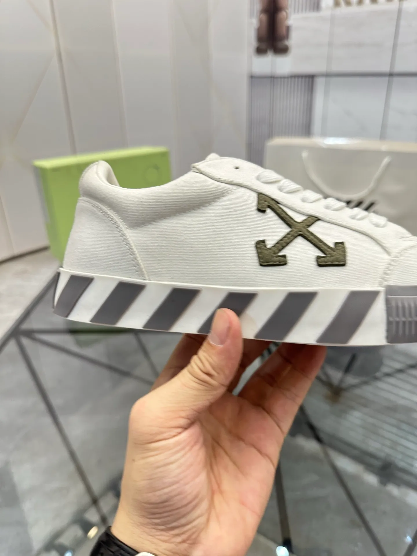 Selling men's shoes 💰: 💰P440¥ Product trademark: OFF WHITE *"OFF WHITE*" low-top casual shoes Regular size: 35-45 (can be customized to 46) Couple style Product materials: Original fabric from the upper counter, breathable lining, original outsole. No.: H203